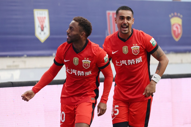 易建联：祝大家新年马不停蹄 步履坚实 每天都有新的进步